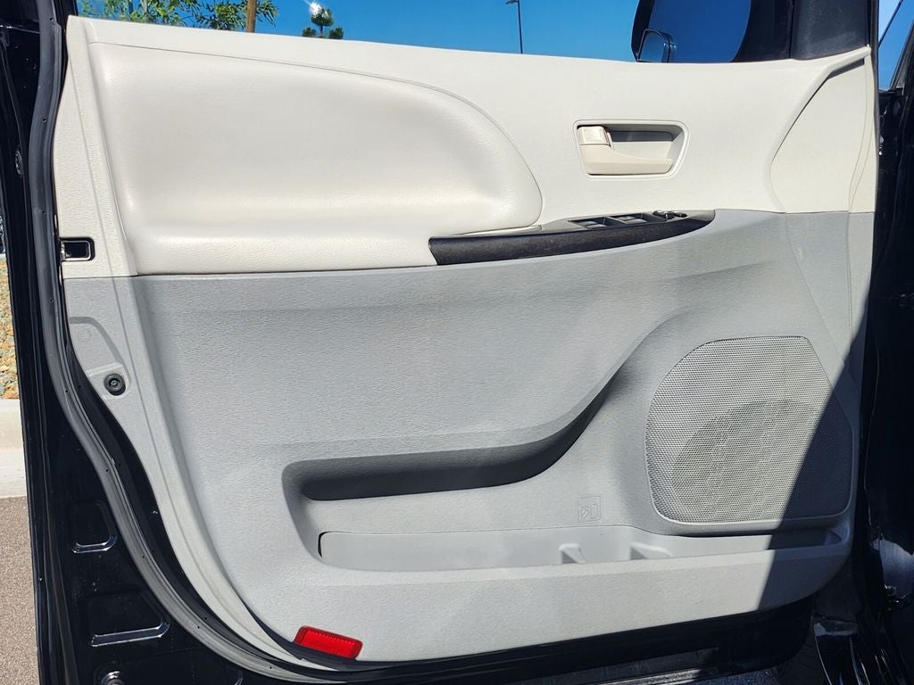 2012 Toyota Sienna LE 8 Passenger