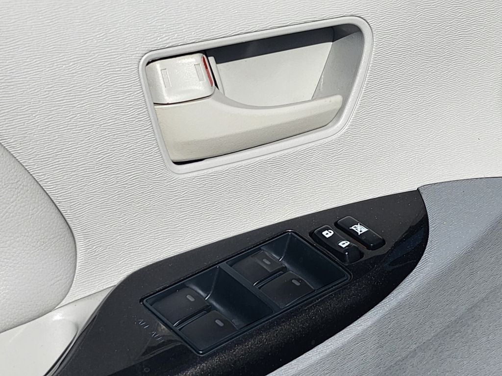 2012 Toyota Sienna LE 8 Passenger