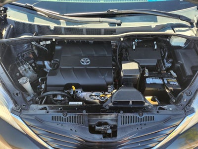 2012 Toyota Sienna LE 8 Passenger