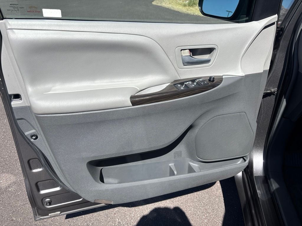 2015 Toyota Sienna XLE 8 Passenger